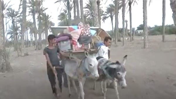 شاهد.. قصف الحوثيين يجبر عائلات على النزوح في الحديدة