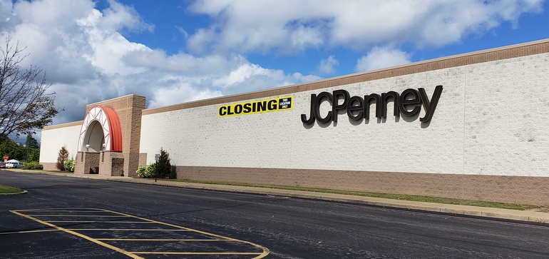 تمسك New JC Penney بالضباط الرئيسيين أثناء مغادرة Soltau