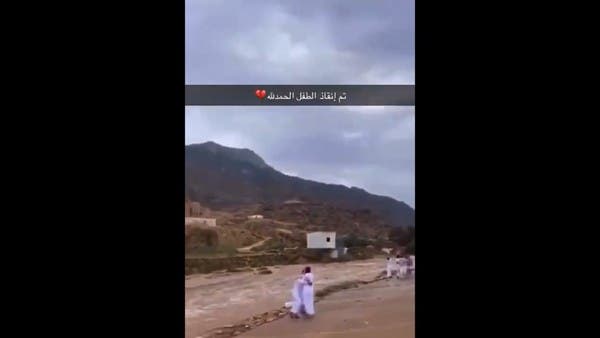 فيديو مؤثر.. سعودي ينقذ طفلاً جرفته السيول في عسير