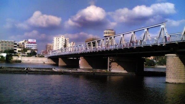 يحمل وردا ويبكي.. انتحار طبيب مصري ألقى نفسه في النيل