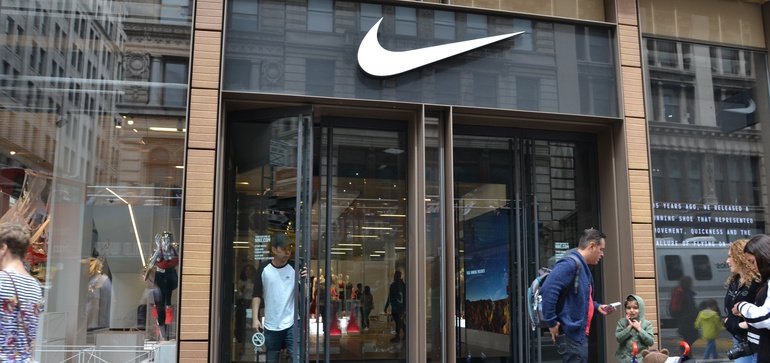 تقرير: Nike تسقط DSW و Urban Outfitters و Macy's بحثًا عن المزيد من مبيعات DTC