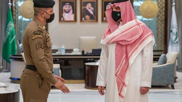 وزير الداخلية السعودي يستقبل رجل الأمن المتصدي لمعتدي منبر الحرم