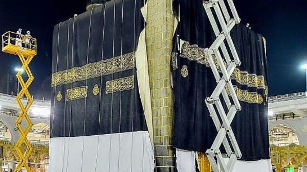 بالصور.. الكعبة المشرفة تكتسي حلتها الجديدة