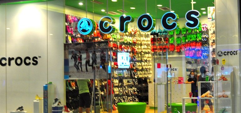 تتضاعف عائدات Crocs تقريبًا في الربع الثاني مع انطلاق DTC والجملة