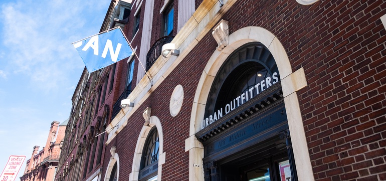 تدخل Urban Outfitters في فئة مكياج الرجال بالشراكة مع Hims & Hers