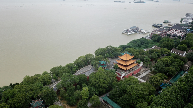 圖為7月13日所拍攝的岳陽樓景區，當時洞庭湖已處於超警戒水位狀態。新華社