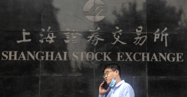 圖為上海證券交易所門口。（歐新社）