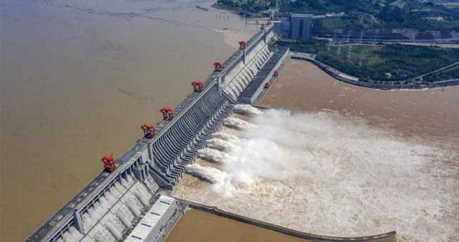 長江洪水為東海注入大量淡水，威脅南韓濟州沿岸海水鹽度和養殖業。（新華社）