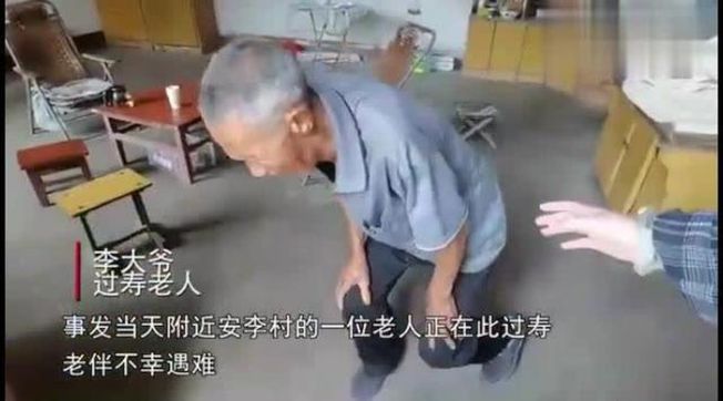 在飯店舉辦壽宴的80歲老翁下跪道歉，網友心疼又憤怒。（視頻截圖）