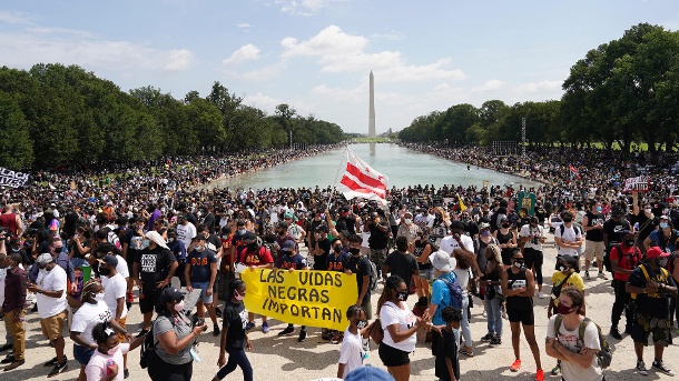 Zahlreiche Menschen versammeln sich vor dem Lincoln Memorial in Washington DC. (Quelle: AP/dpa/Carolyn Kaster)