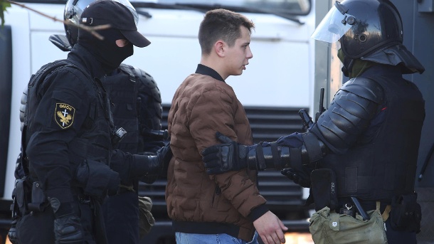 Polizisten nehmen einen Demonstranten in Misnk fest: Die Sicherheitskräfte gehen seit Tagen mit Gewalt gegen die Proteste in der Hauptstadt vor.  (Quelle: Reuters)