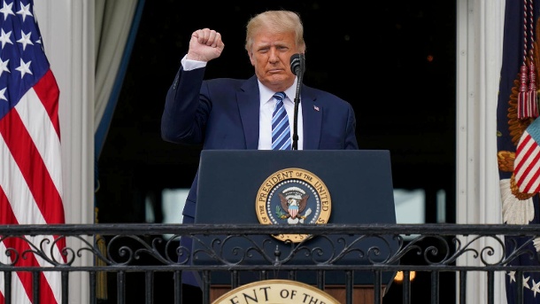Donald Trump auf dem Balkon des Weißen Hauses: Es war sein erster Auftritt vor Publikum seit seinem Krankenhausaufenthalt. (Quelle: AP/dpa/Alex Brandon)