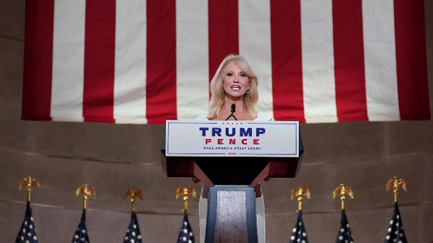 Kellyanne Conway beim Parteitag der US-Republikaner: Die Beraterin des Weißen Hauses wirbt für eine Wiederwahl von Donald Trump. (Quelle: dpa/Susan Walsh/AP)