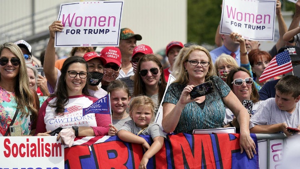 Trump-Anhänger in Charlotte: Der Parteitag der Republikaner hat begonnen. (Quelle: Evan Vucci/AP/dpa)