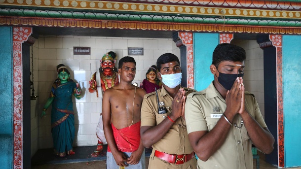 Ein Tempel in Thulasendrapuram im indischen Bundesstaat Tamil Nadu: In einem besonderen Gottesdienst beten Gläubige für den Sieg der indischstämmigen Vizepräsidentschaftskandidatin Kamala Harris. (Quelle: AP/dpa/Aijaz Rahi)
