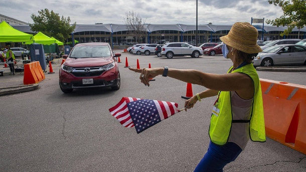 Ein Parkplatz in Austin, Texas: Hier konnten Autofahrer ihre Stimmzettel abgeben, ohne die Fahrzeuge zu verlassen. (Quelle: imago images/Ricardo B.Brazziell)