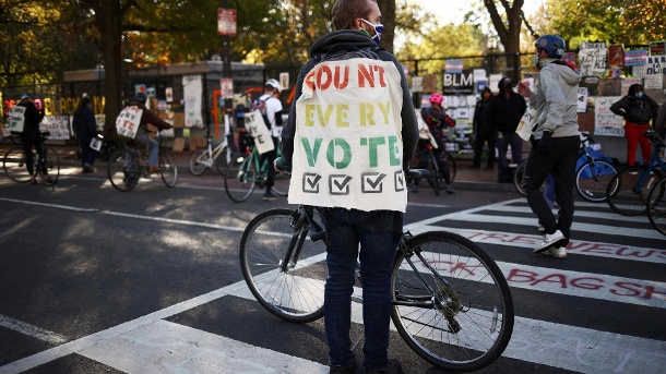 Proteste vor dem Weißen Haus: Hauptsächlich Unterstützer der Demokraten fordern, dass alle Stimmen gezählt werden. (Quelle: Reuters/Hannah McKay)