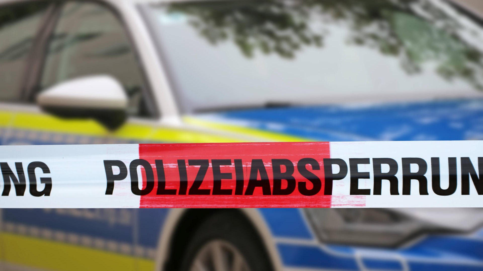 Frau getötet, Kind schwer verletzt – Hinweis kam per Telefon