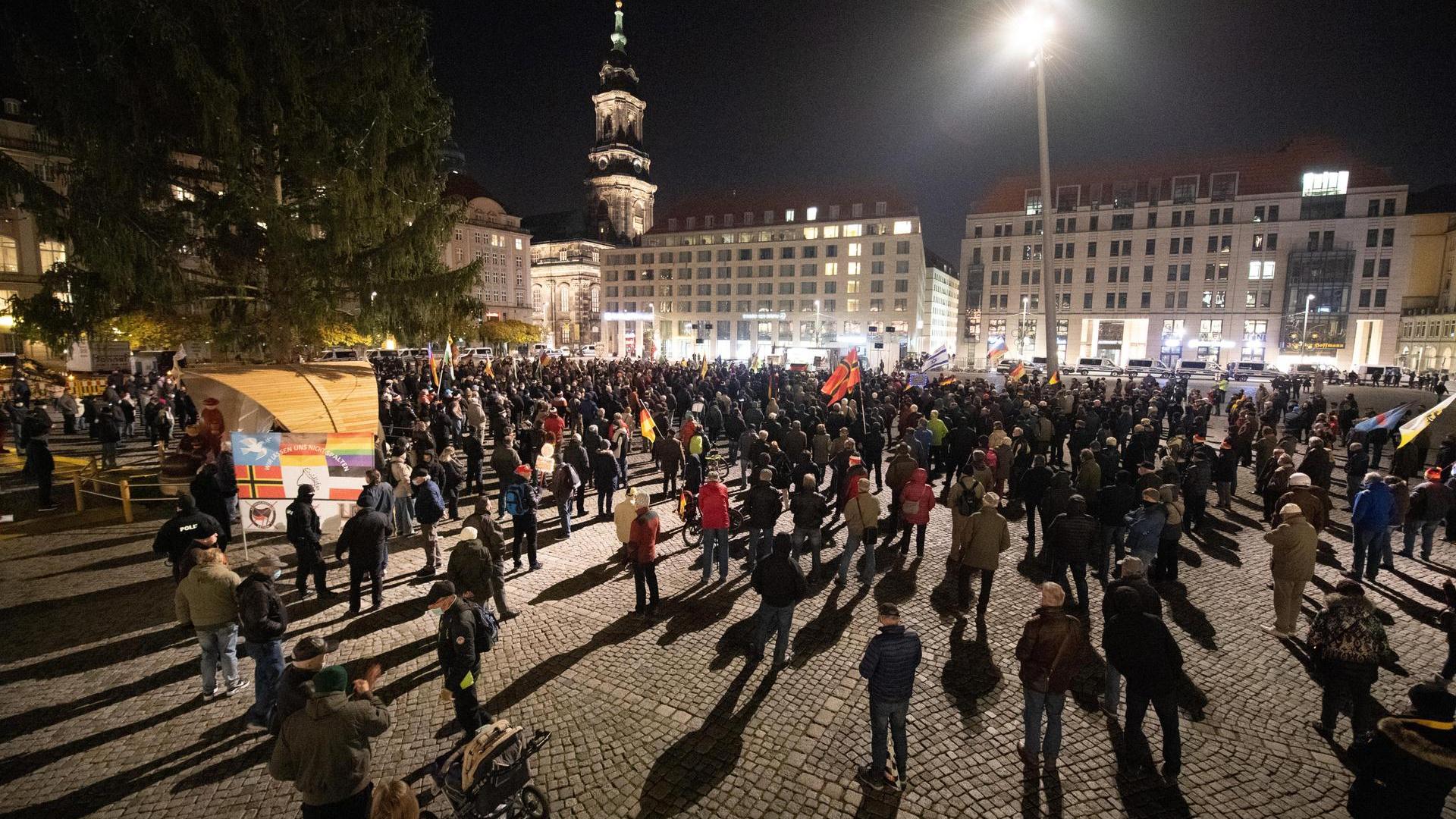 Polizei prüft Hakenkreuz-Plakat bei Pegida-Demo