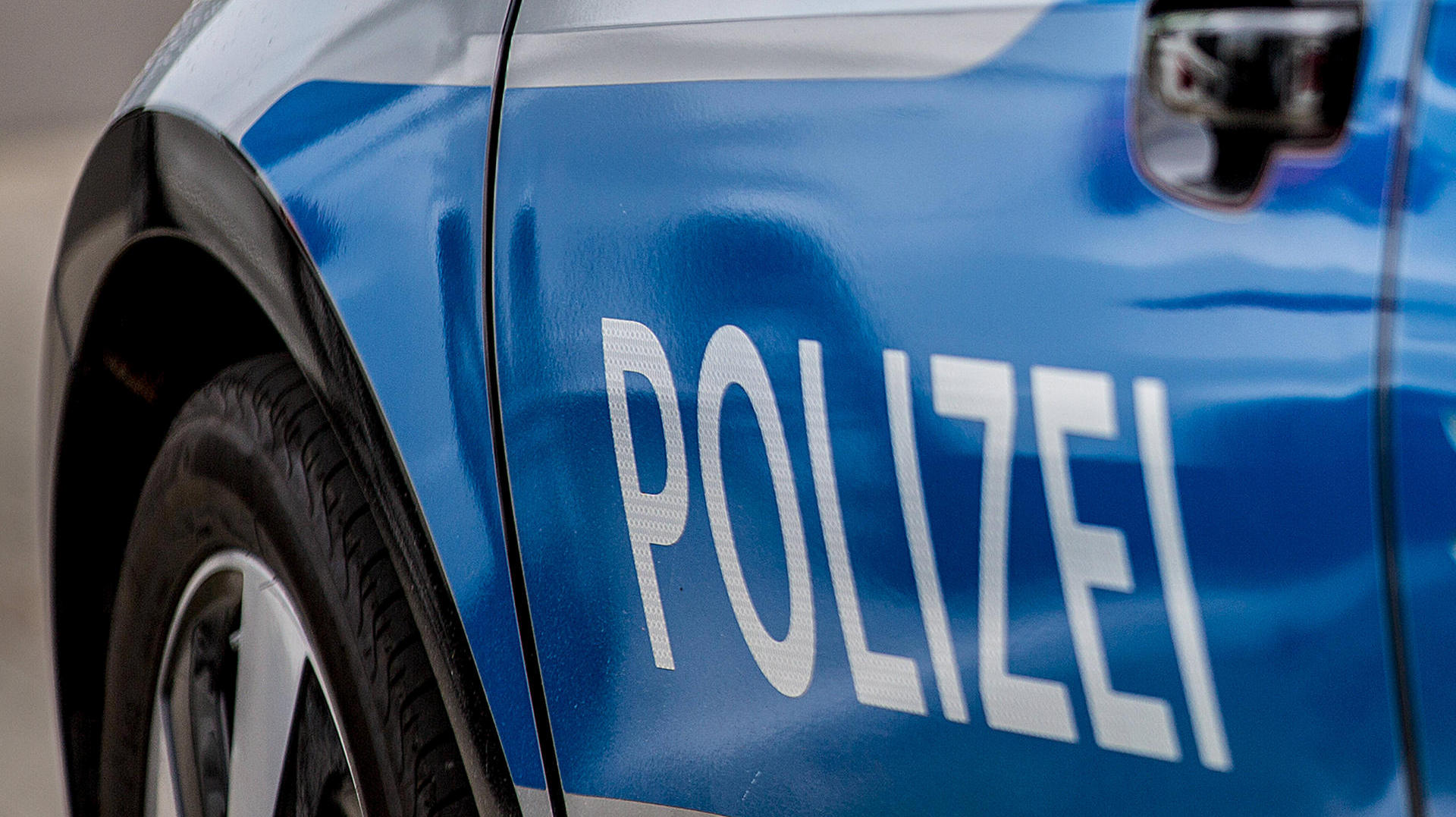 Mann greift wahllos Passanten mit Messer an