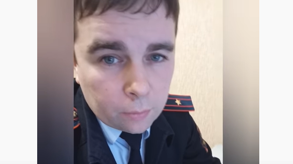 Russischer Polizist nach stundenlangem Verhör gefeuert