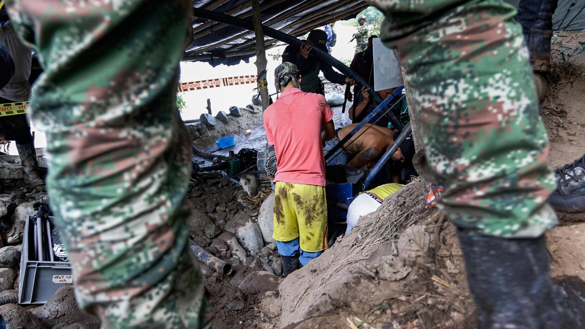 Elf Bergarbeiter in illegaler Goldmine eingeschlossen