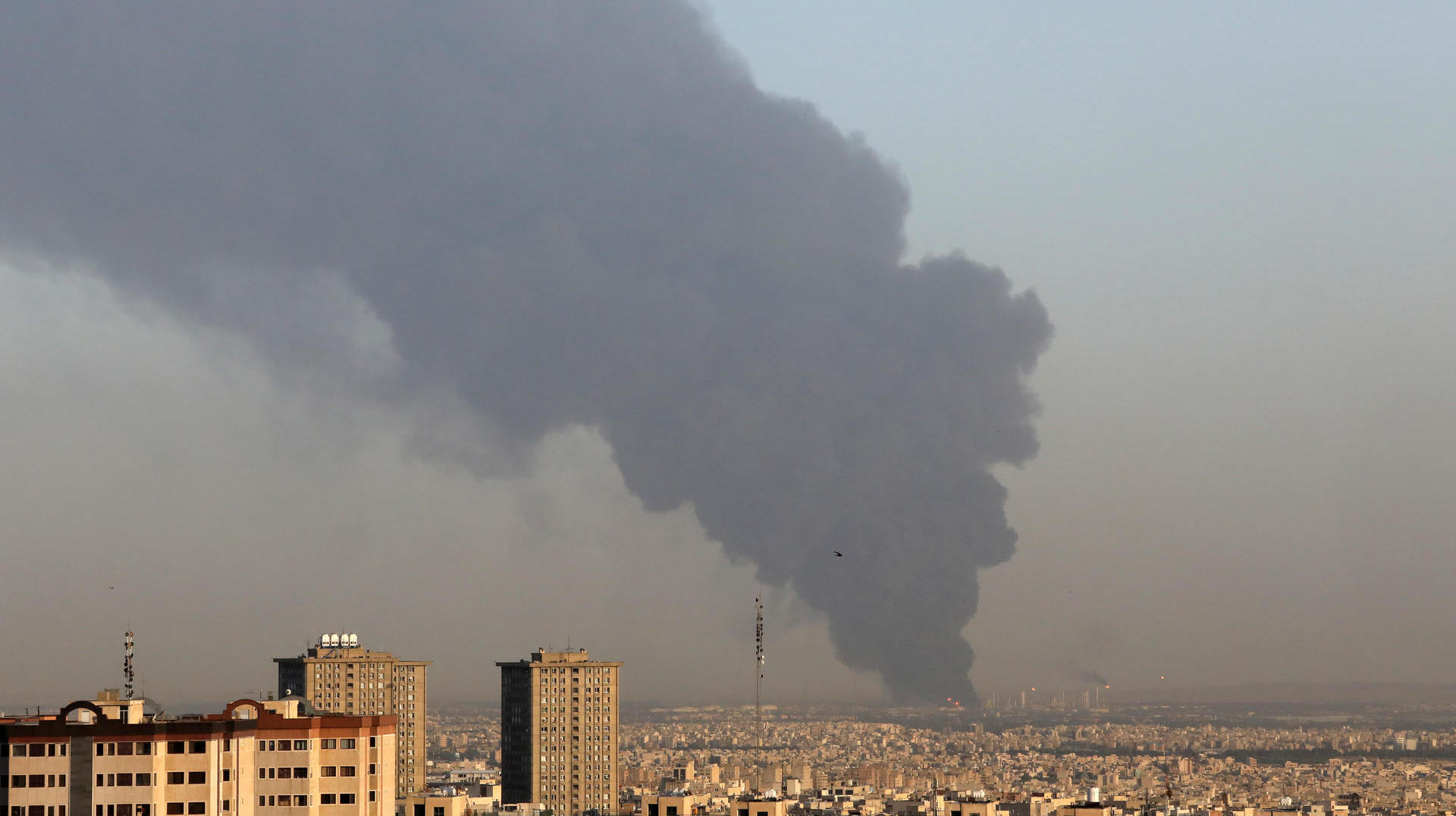 Großbrand in iranischer Ölraffinerie – Gasleitung explodiert