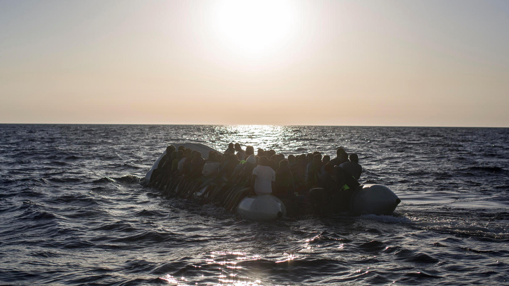 Schlauchboot gerät in Seenot – 119 Migranten gerettet