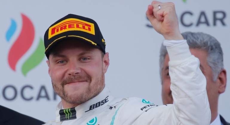 Carlos Sainz logra sus primeros puntos de la temporada y Bottas sale de Bakú como líder del Mundial