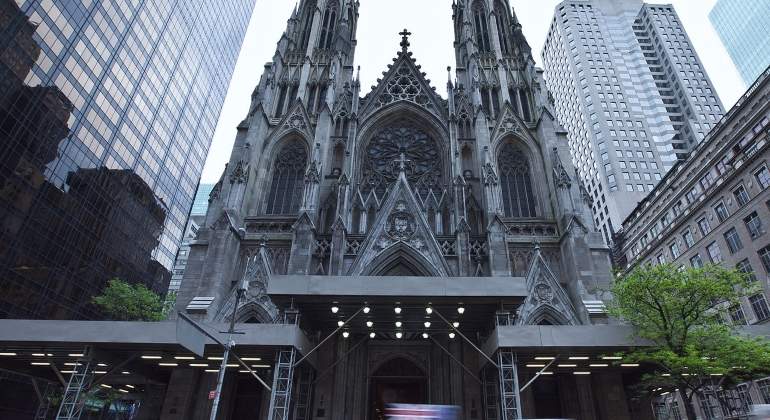 Detienen a un hombre tras entrar en la catedral de Nueva York con dos bidones de gasolina y varios mecheros