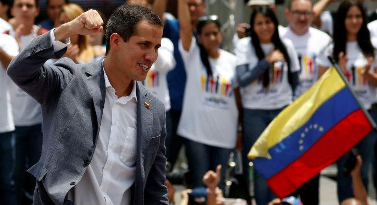 Guaidó pide a los militares tomar las calles en Venezuela para "poner fin a la usurpación" de Maduro