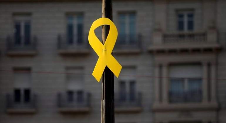 La sede del PP nacional, marcada con un lazo amarillo