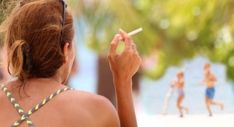 Andalucía estudia prohibir fumar en sus playas con una iniciativa voluntaria y municipal