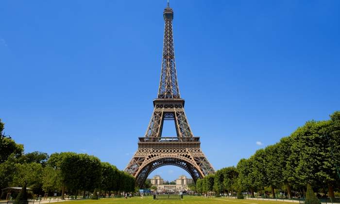 La Torre Eiffel de París, evacuada tras ser detectado un hombre escalando su estructura