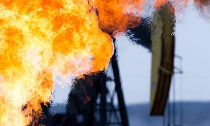 El petróleo se rinde también a la guerra comercial y registra la mayor caída en diez meses al desplomarse hasta un 5%