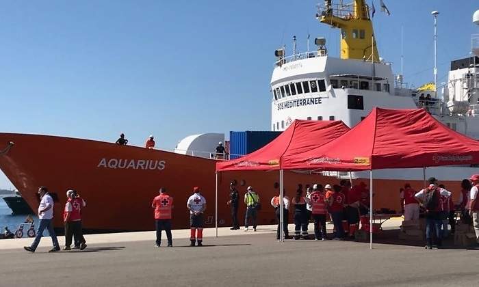 Los 629 inmigrantes del Aquarius superan su travesía por el Mediterráneo y llegan a Valencia