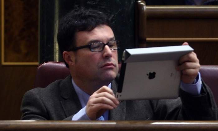 Los nuevos diputados cobrarán más de 3.800 euros y contarán con iPad