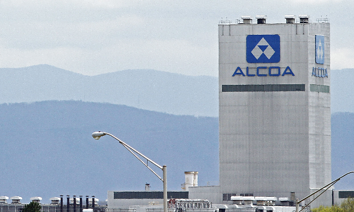 Reyes Maroto confirma que el estatuto electrointensivo llegará a tiempo para salvar el plazo de Alcoa