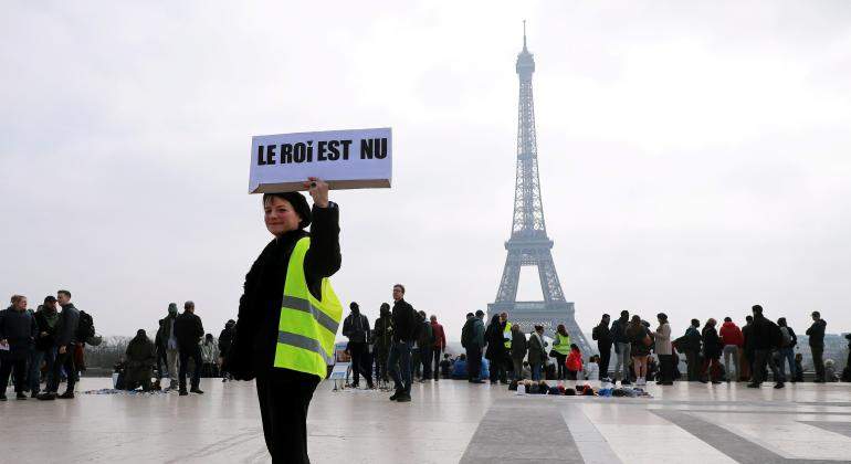 Los chalecos amarillos lesionados en las protestas se manifiestan en París