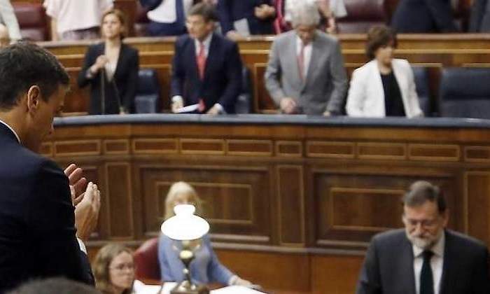 Pedro Sánchez firma la primera moción de censura que triunfa en democracia