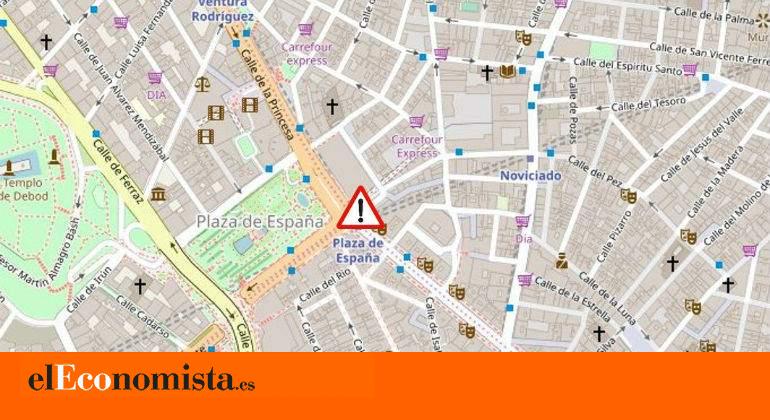 Los servicios de emergencia tratan de rescatar a un hombre que amenaza con tirarse al vacío desde la cúpula de un hotel de Plaza de España