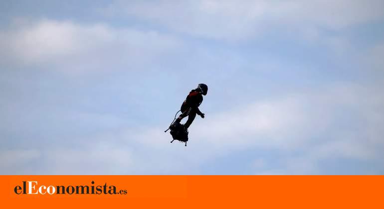 El 'hombre volador' francés logra cruzar el Canal de la Mancha sobre su platillo volante