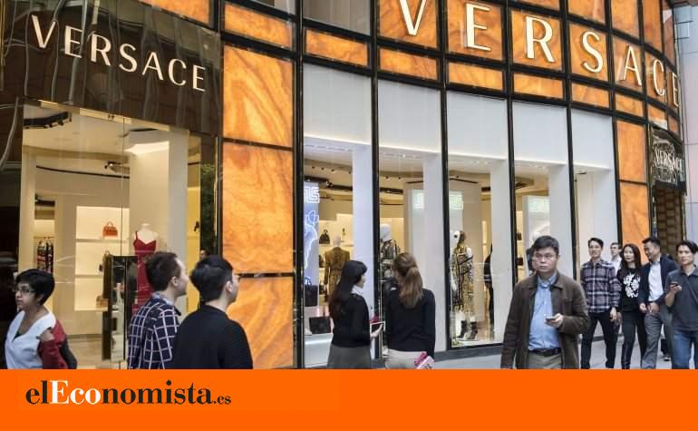 La moda italiana vuelve a liarla en China: Versace pide disculpas por una camiseta políticamente incorrecta