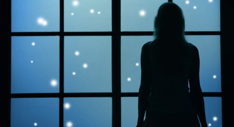 estrellas-ventana-mujer-mira-dreams.jpg