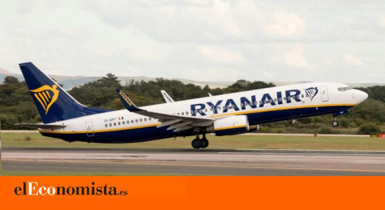 Ryanair prevé despidos tras la caída de beneficios y dice que sobran 500 pilotos y 400 asistentes de vuelo