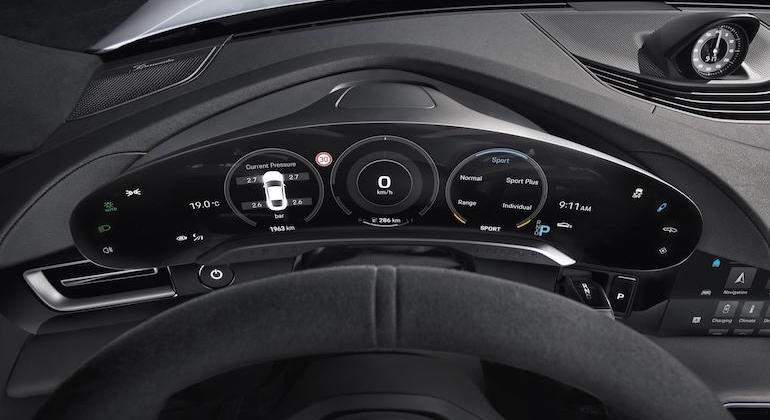 Un vistazo al interior del Porsche Taycan: así es el universo digital que esconde el deportivo 100% eléctrico