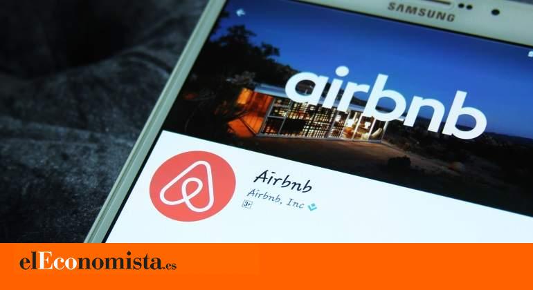 Barcelona pide a Airbnb la retirada de un millar de pisos turísticos ilegales