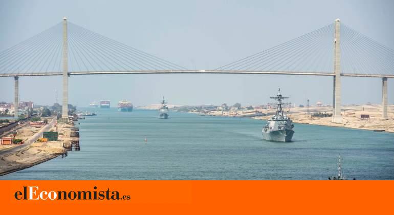 El Canal de Suez recupera su ritmo de navegación al pasar todos los buques anclados