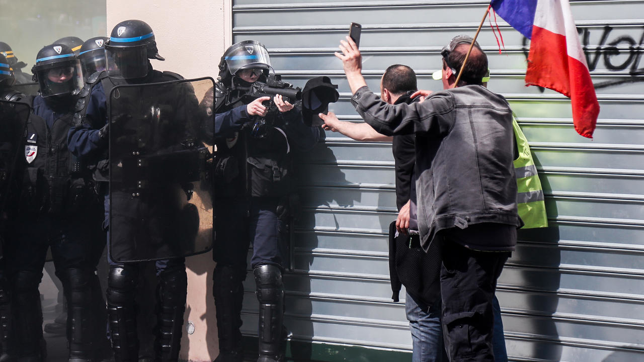 Filmer la police, bientôt un délit ? La loi qui inquiète les journalistes français