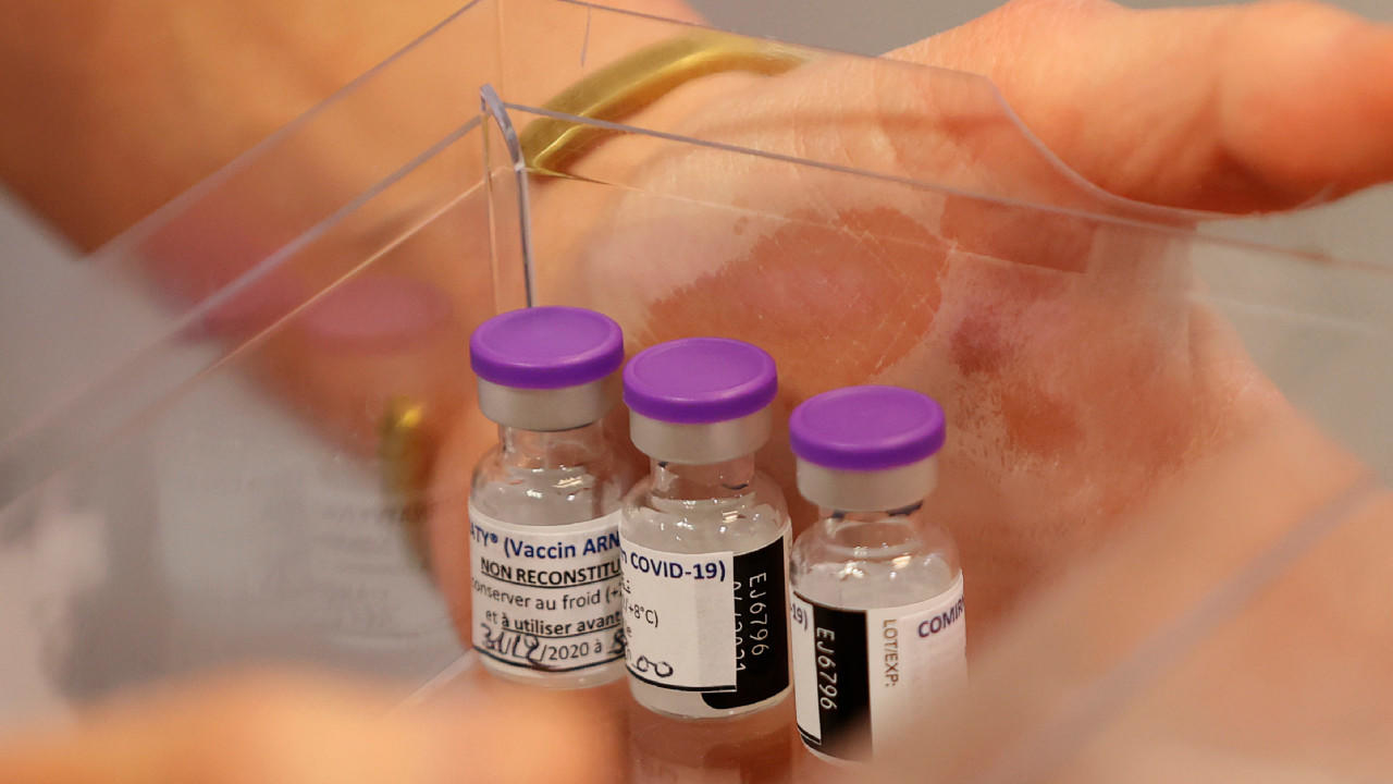 face au manque de vaccins, faut-il renoncer à la seconde dose ?